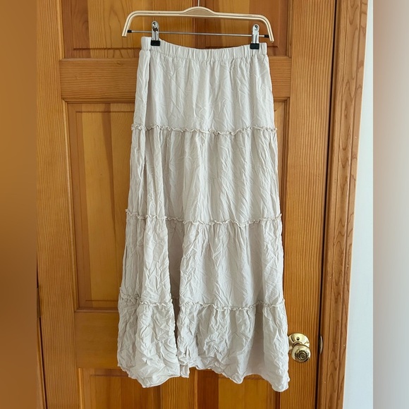 Brandy Melville Izzy Skirt in Cream - Picture 2 of 5